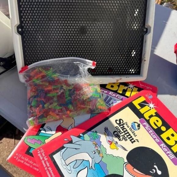 LITE BRITE vintage toy with pegs and papers Shamu and Crew Sea World 1980s - Picture 1 of 1